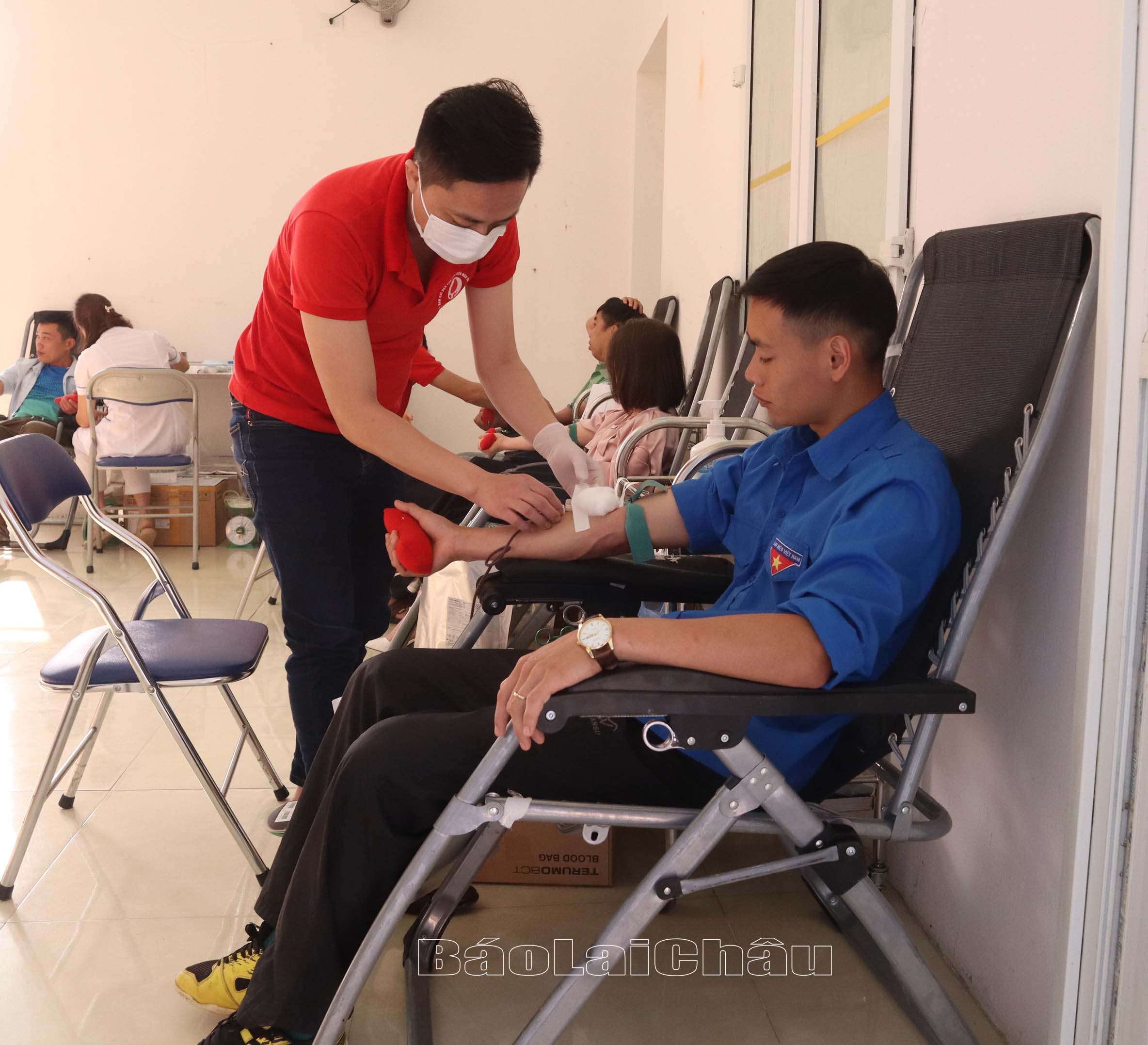 tình nguyện viên tham gia hiến máu